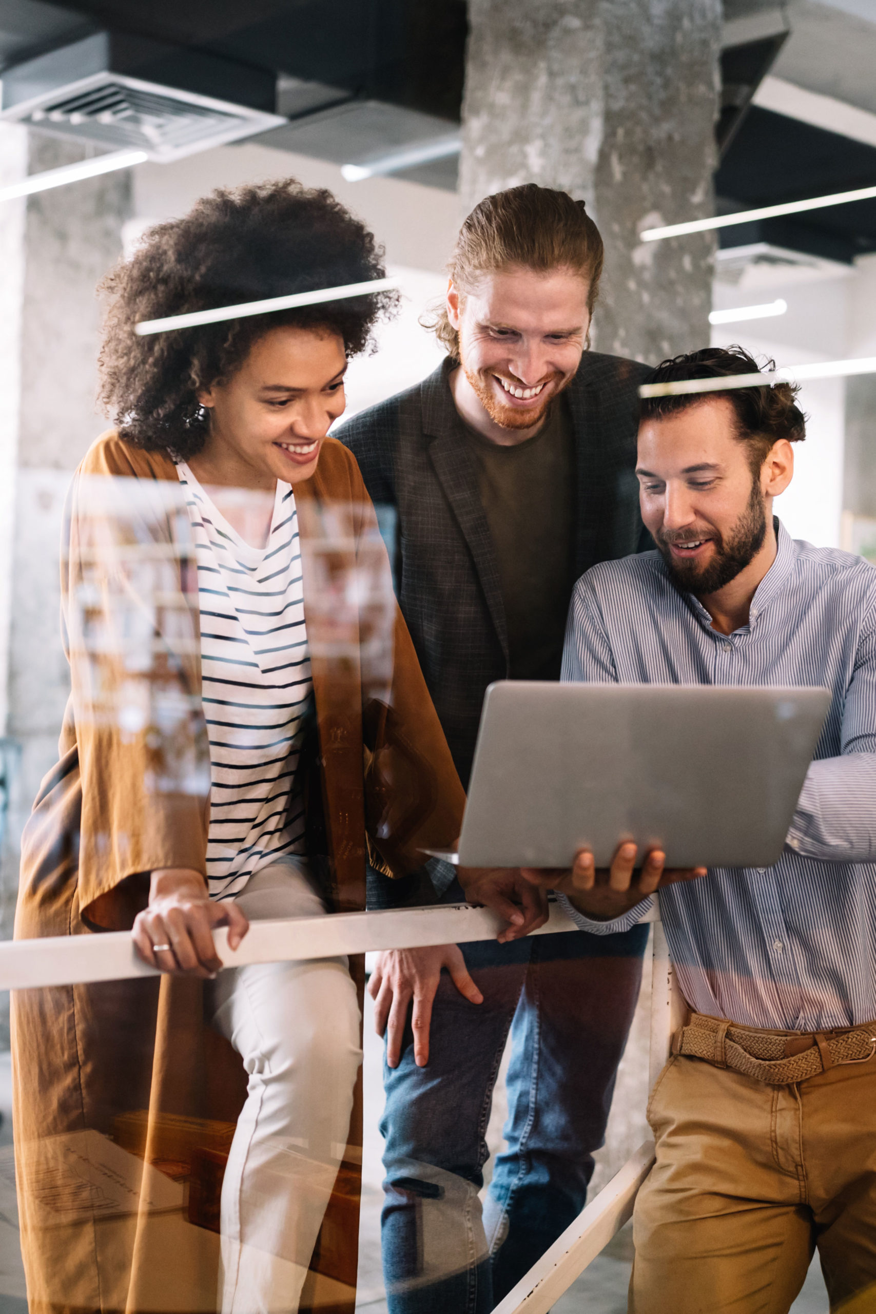 employees-working-together